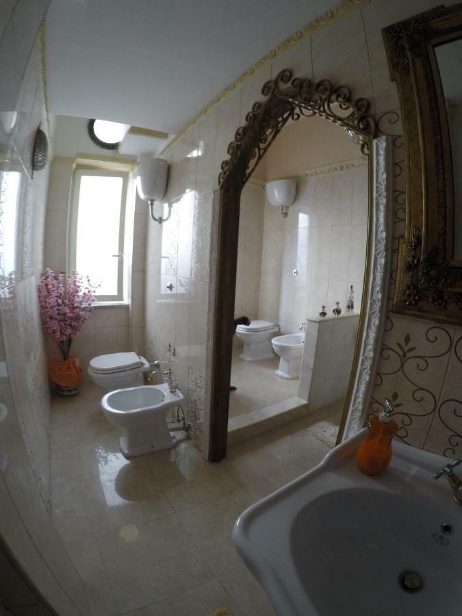B&B Goldmund Napoli Bagian luar foto