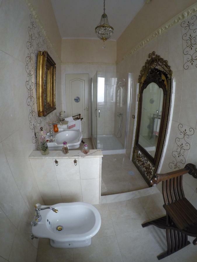 B&B Goldmund Napoli Bagian luar foto